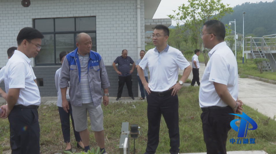 在中方县工业园污水处理厂,张家铣实地查看了污水处理设备运行状况