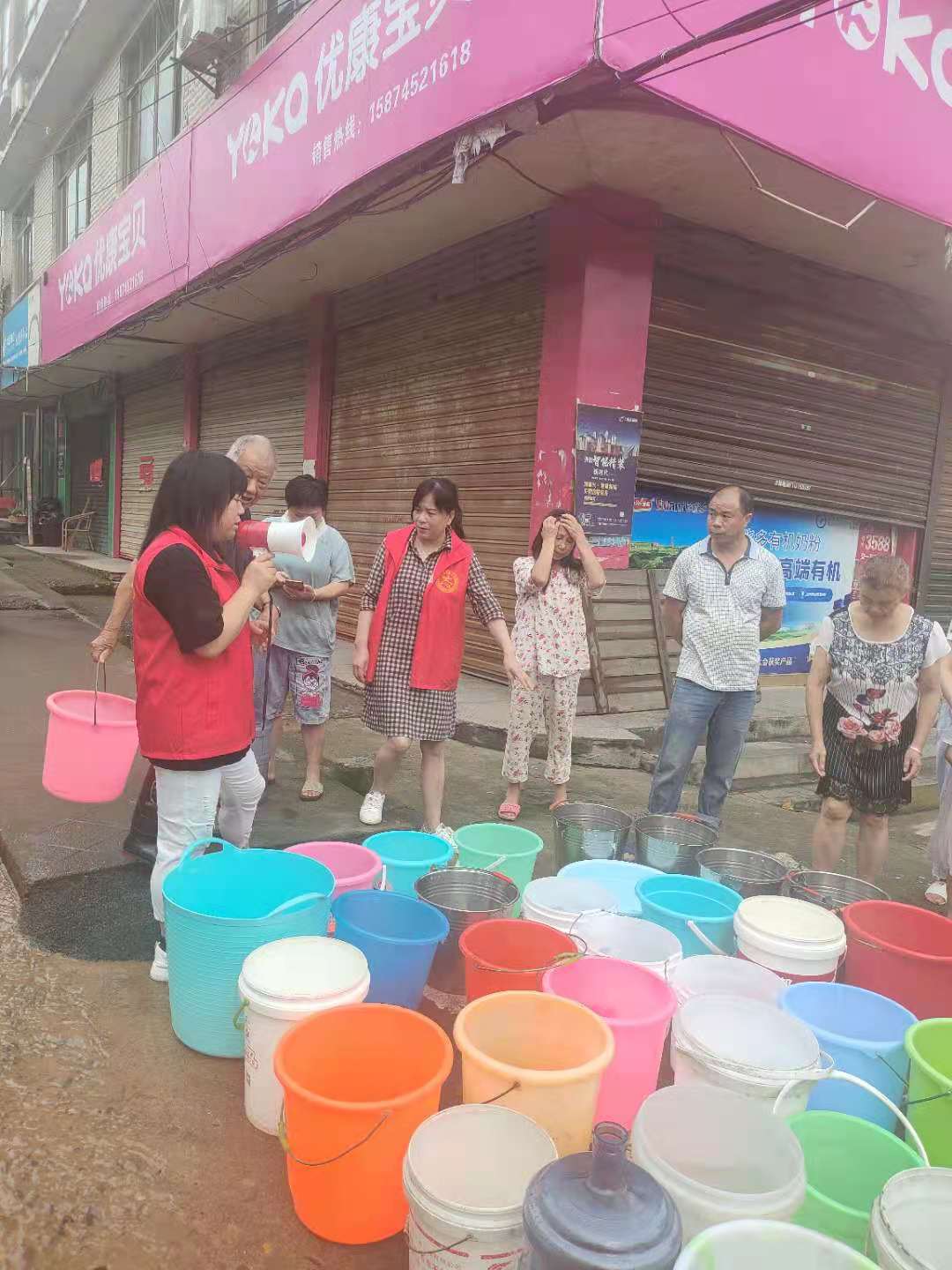 抗洪一线故事|唐红梅：展现巾帼力量，让党旗在抗洪救灾一线飘扬