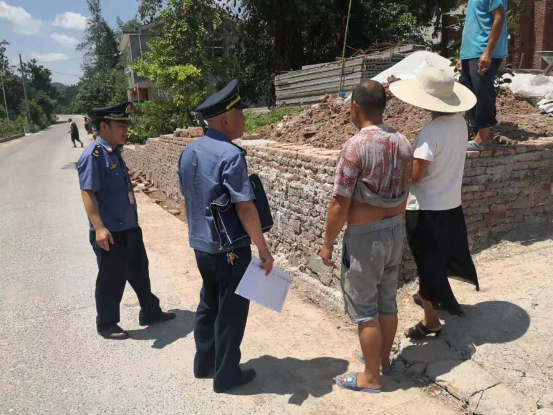 中方县交通运输综合行政执法大队及时查处公路建筑控制区内违建行为