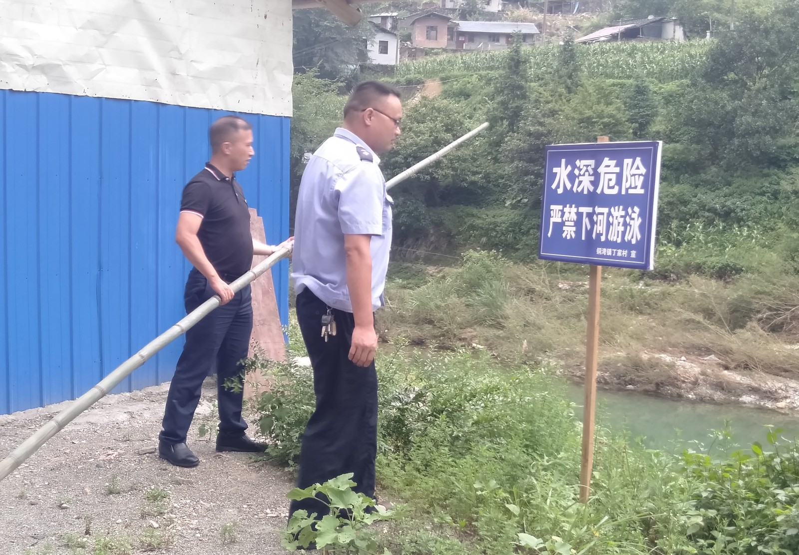齐力撑“防溺水”大伞  保护学生安全