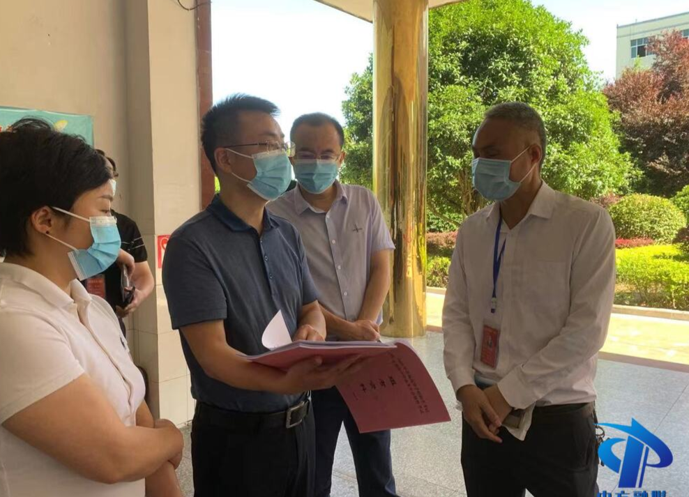 张家铣到中方一中考点现场调度高考准备工作