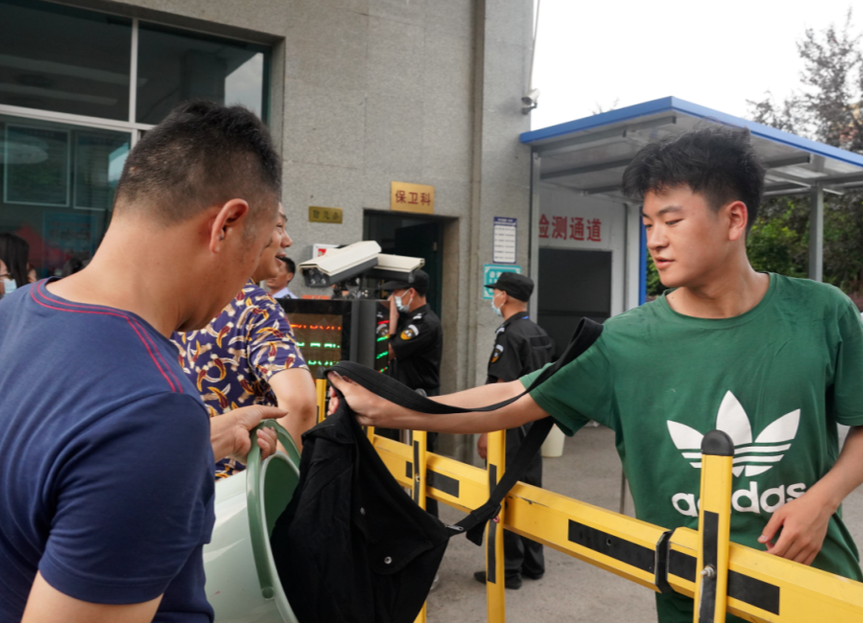中方：高考圆满结束 学生离校回家