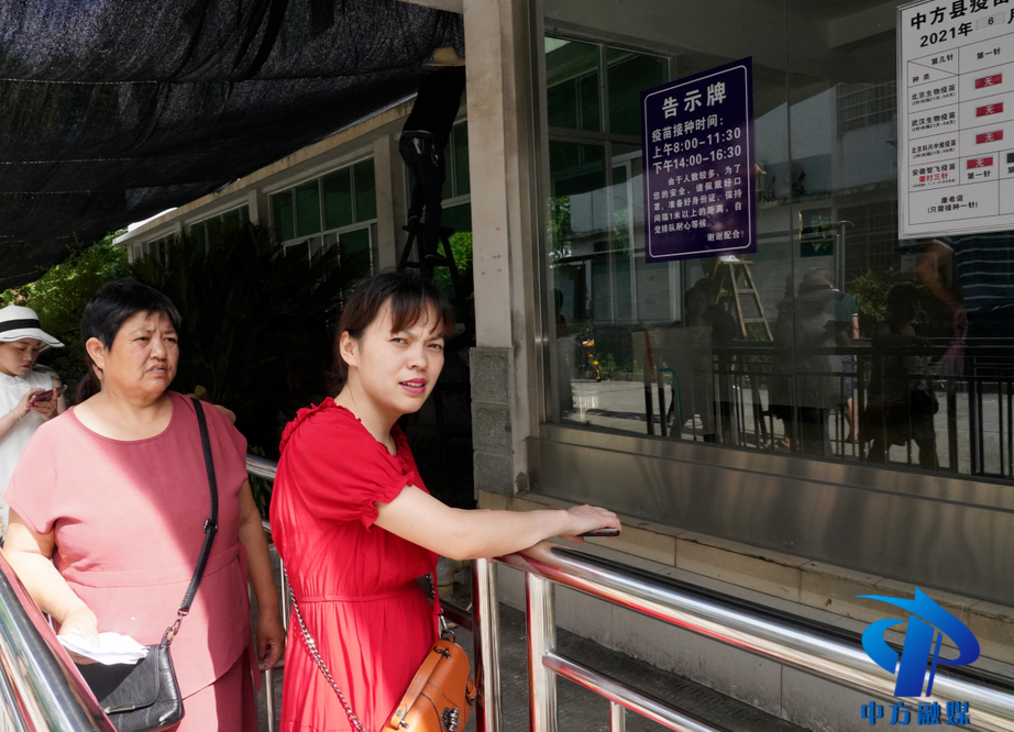 中方：遮阳棚架起接种群众幸福感