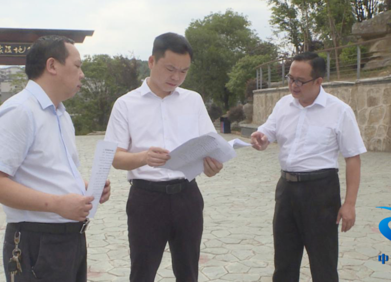 胡杰调研烈士公祭广场等项目建设工作