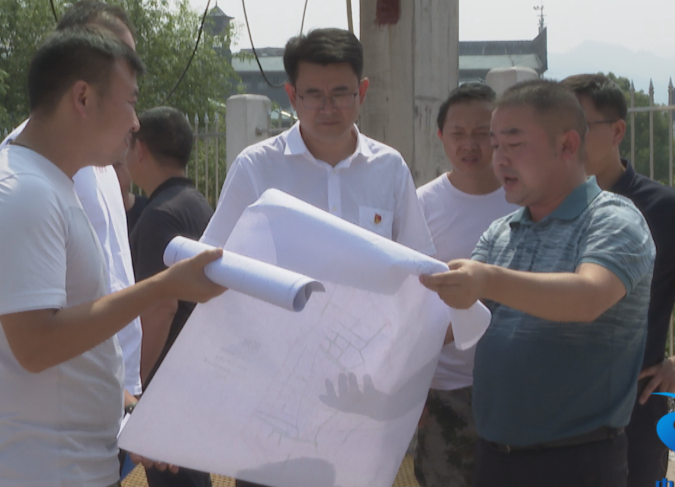 县人大调研县城污水管网建设工作