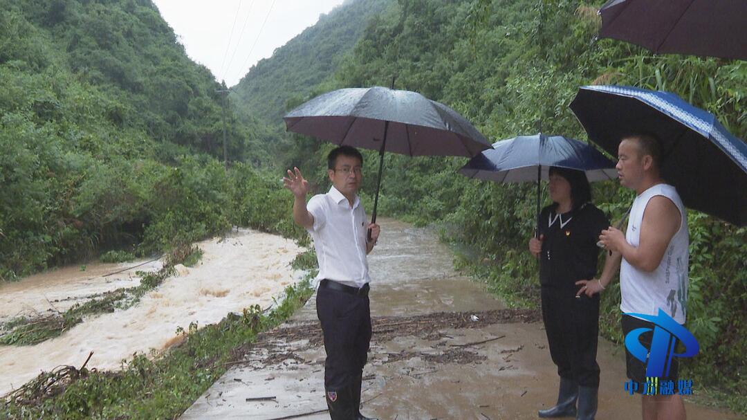 张家铣实地检查防汛工作和巡查地质灾害隐患点