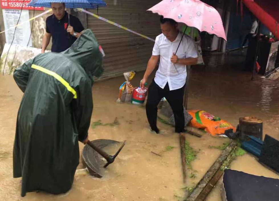 图集|中方：暴雨来袭 紧急疏散集镇低洼处群众
