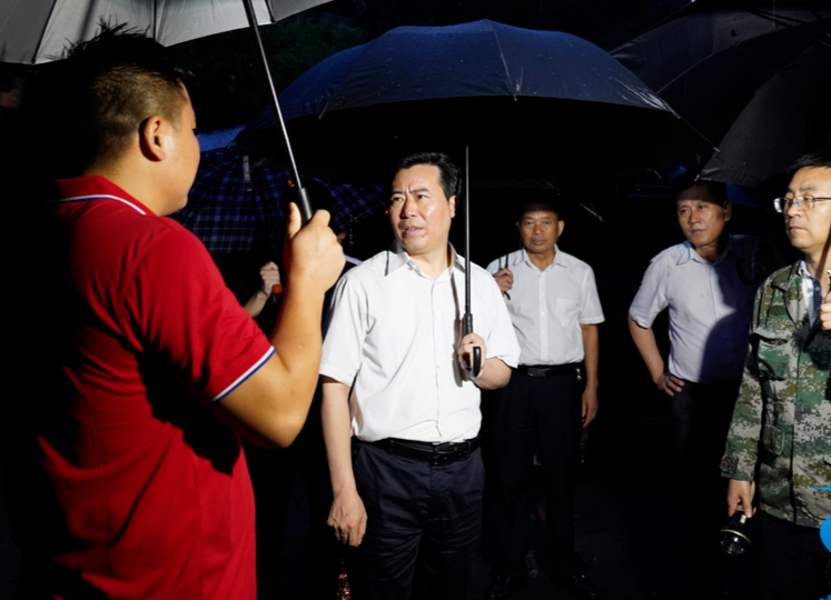 黎春秋到中方县乌溪村指导防汛抗灾工作