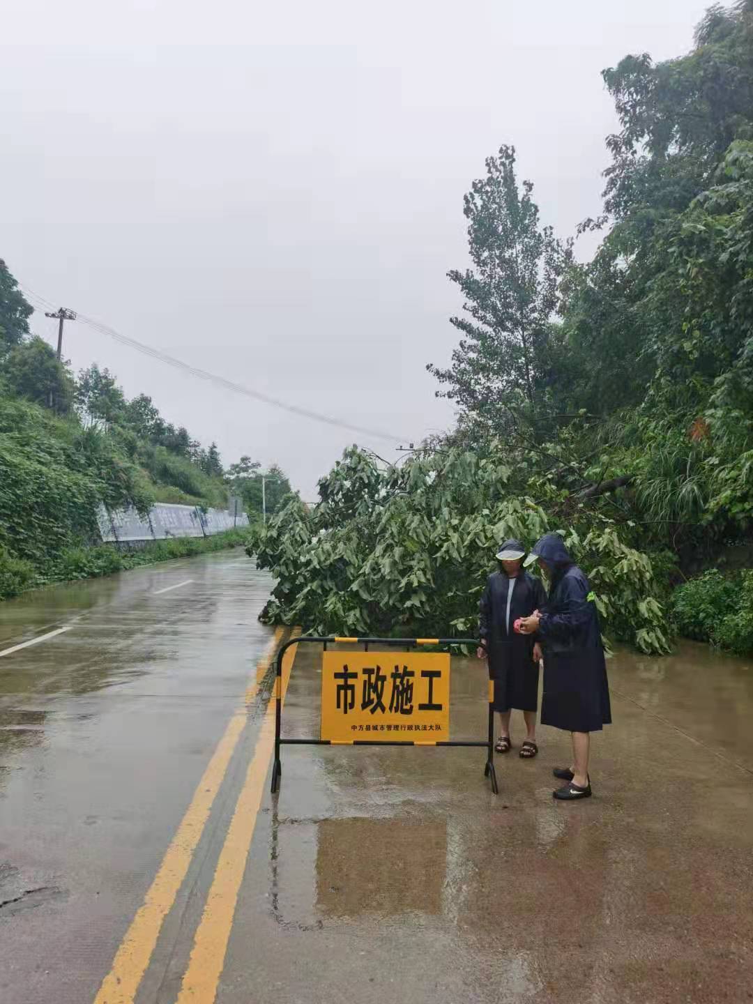 县城管执法局：“汛”速出动  严守人民群众生命安全