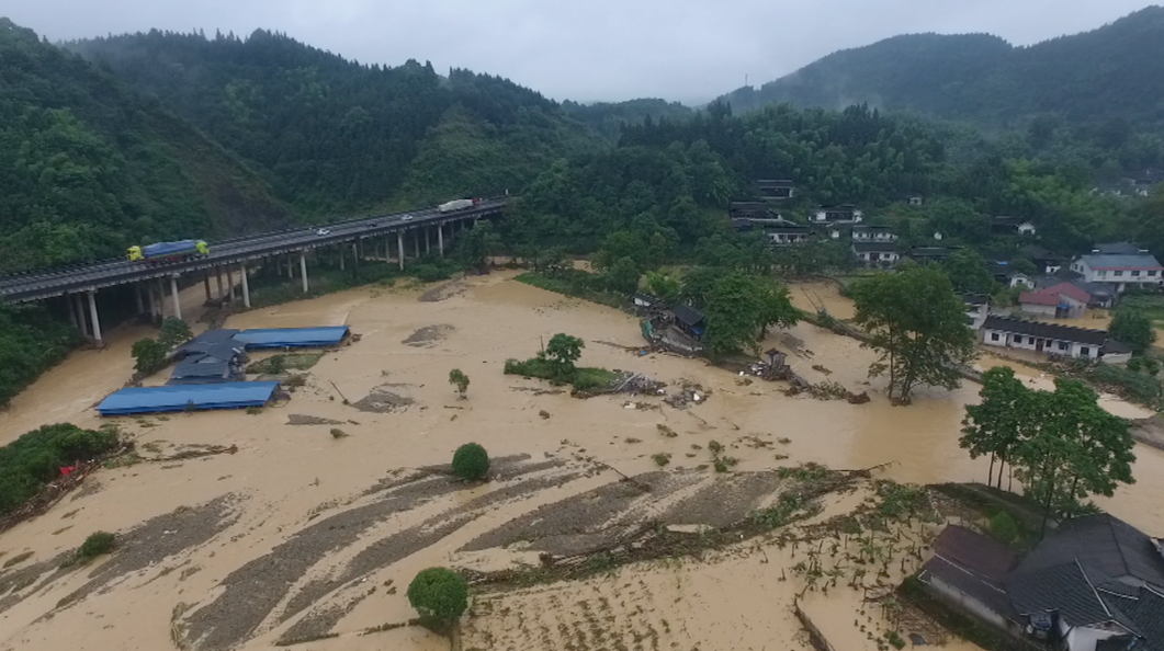 中方柑子园村：山洪来临前 迅速转移当地群众
