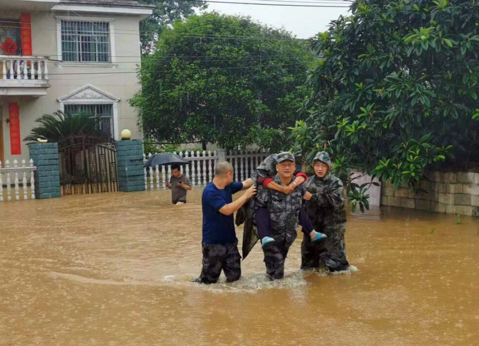中方：强降雨来袭，党旗飘扬在抗洪抢险一线！
