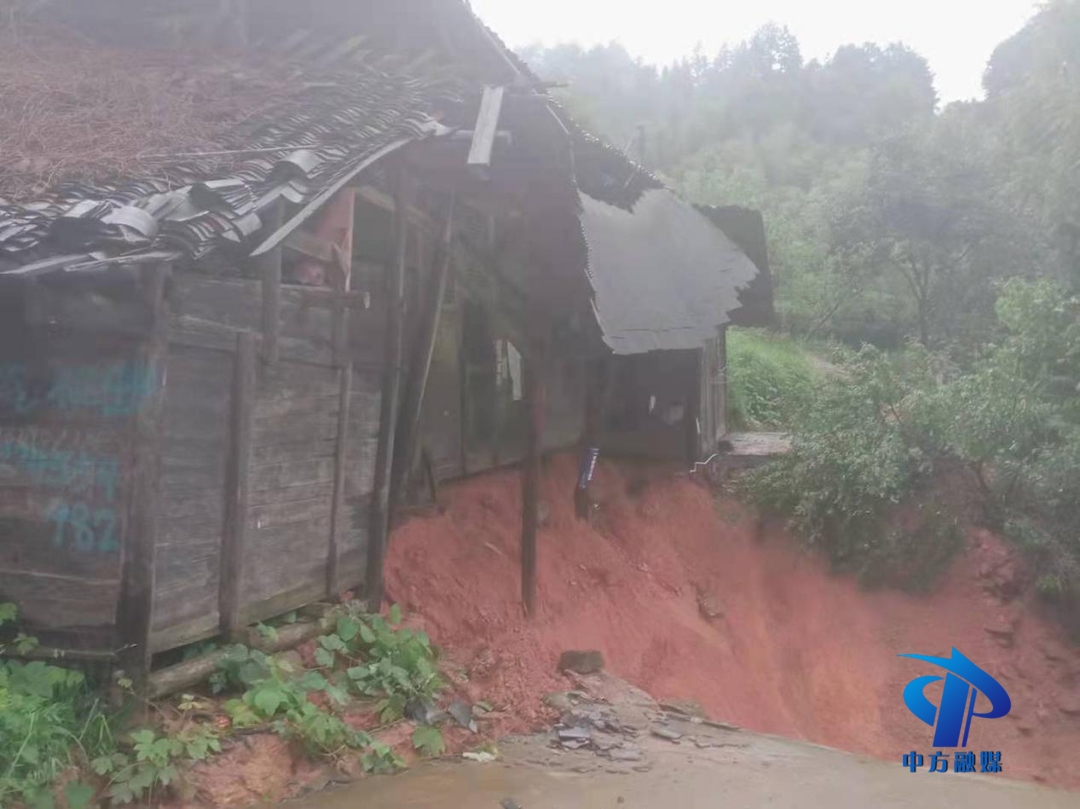新路河镇贵鱼村：杨春安冒雨转移留守老人