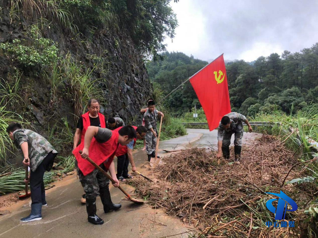 新建镇:道路抢修阵地党旗飘