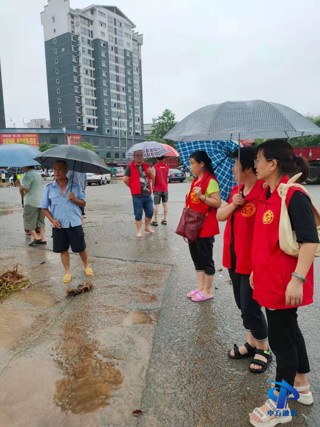 抗洪抢险，中方县志愿者在行动