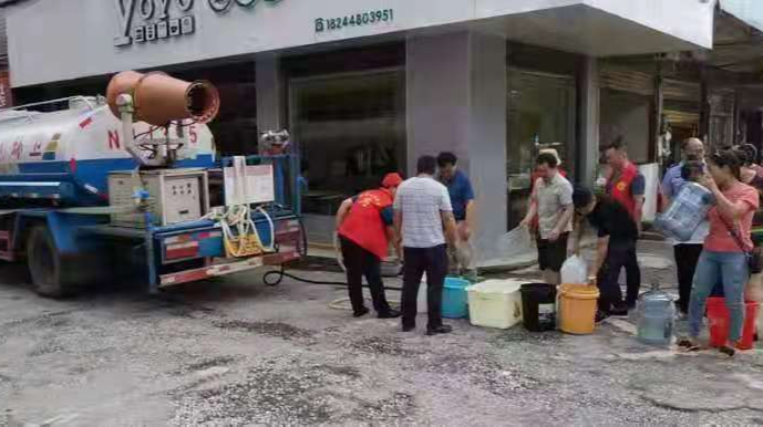 县城管执法局：干企同心办实事   及时送水解民忧