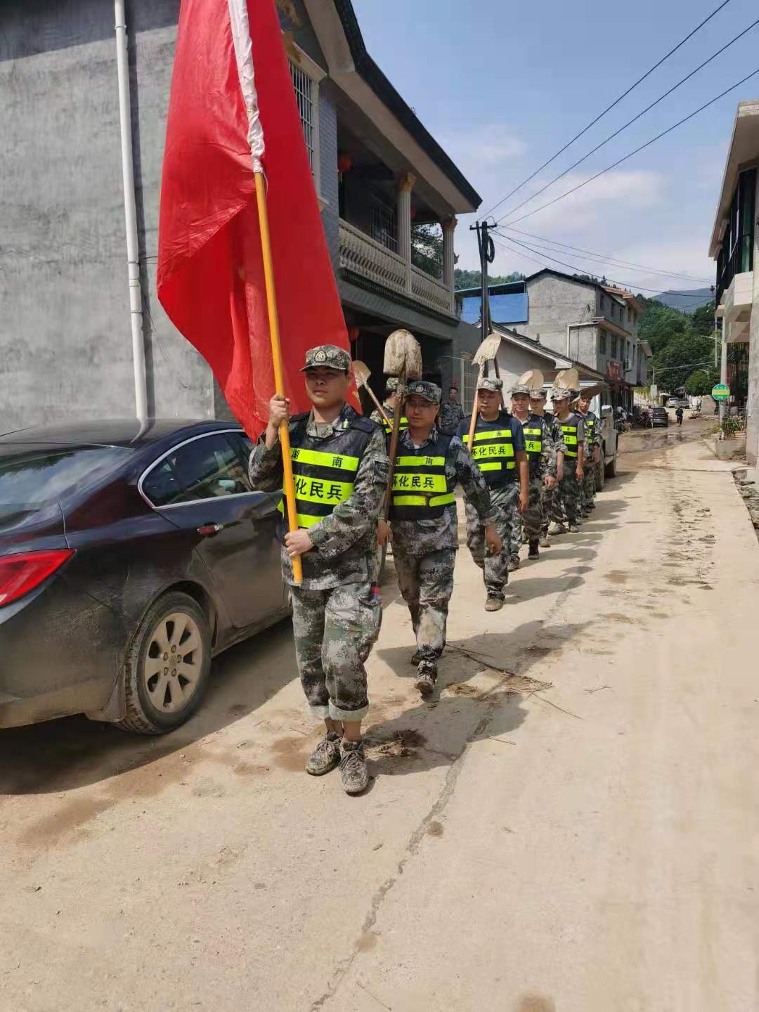 洪水渐退 县人武部助力灾后重建