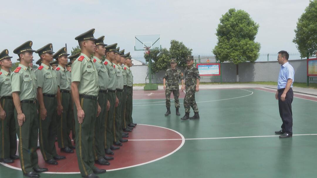 张家铣走访慰问驻地部队官兵