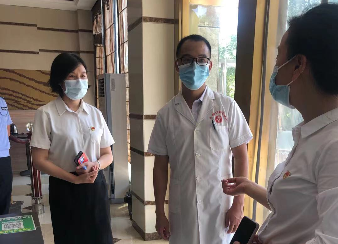县领导到县人民医院和县集中隔离点督导检查疫情防控工作
