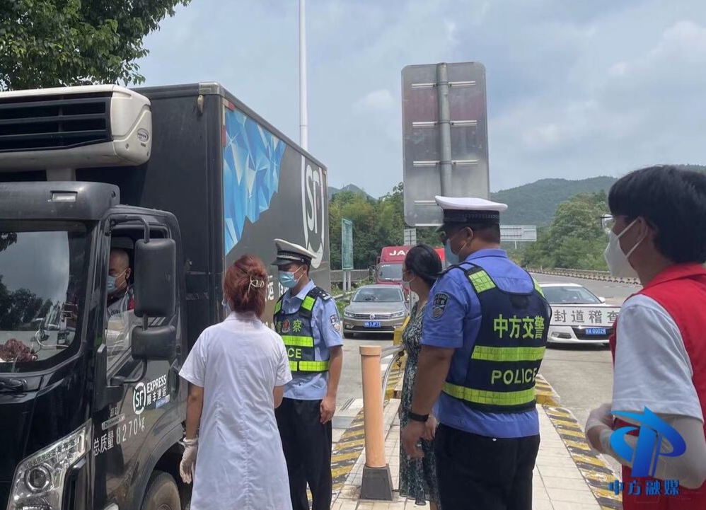 图集|中方：交警严守高速路口 把牢疫情防控“第一关”