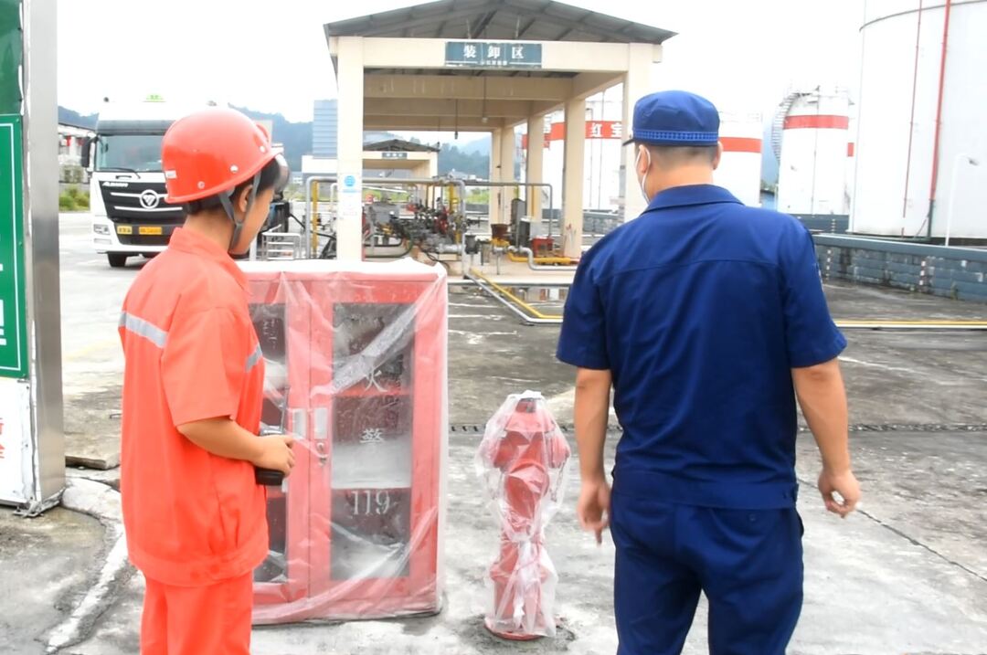 中方县消防救援大队深入工业园区危化企业开展消防安全检查