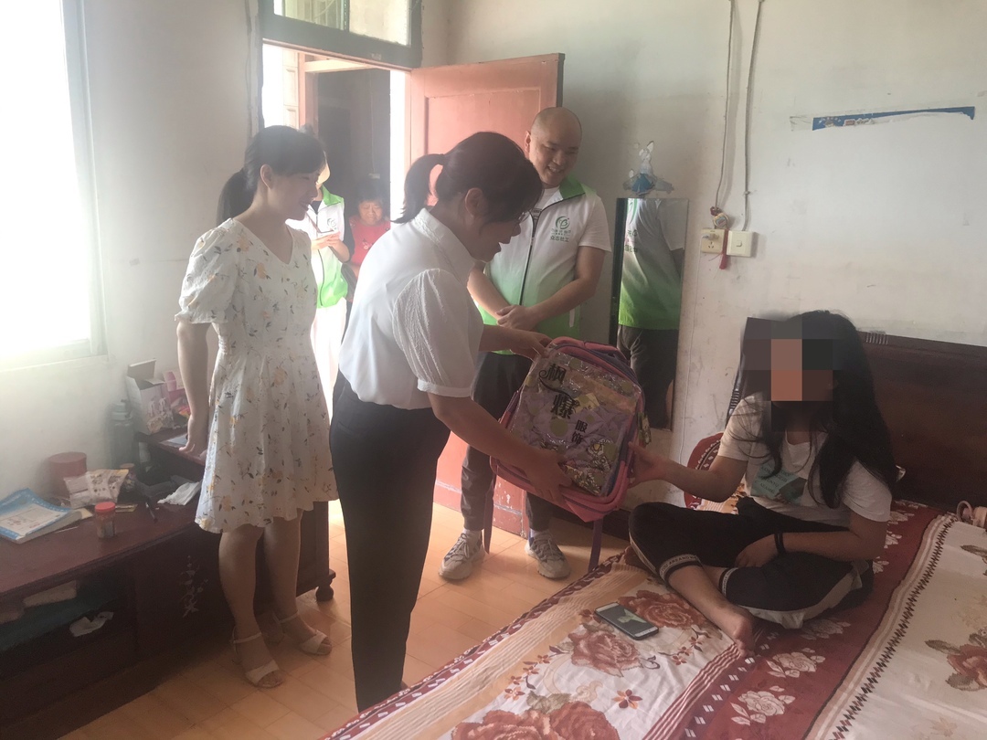 中方：走访慰问事实孤儿 爱心传递情暖童心