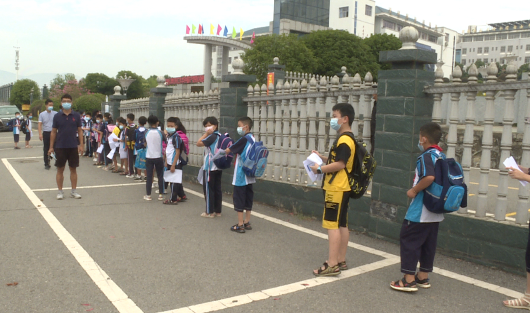 开学第一天  中方县中兴学校“硬核”防疫为师生护航!