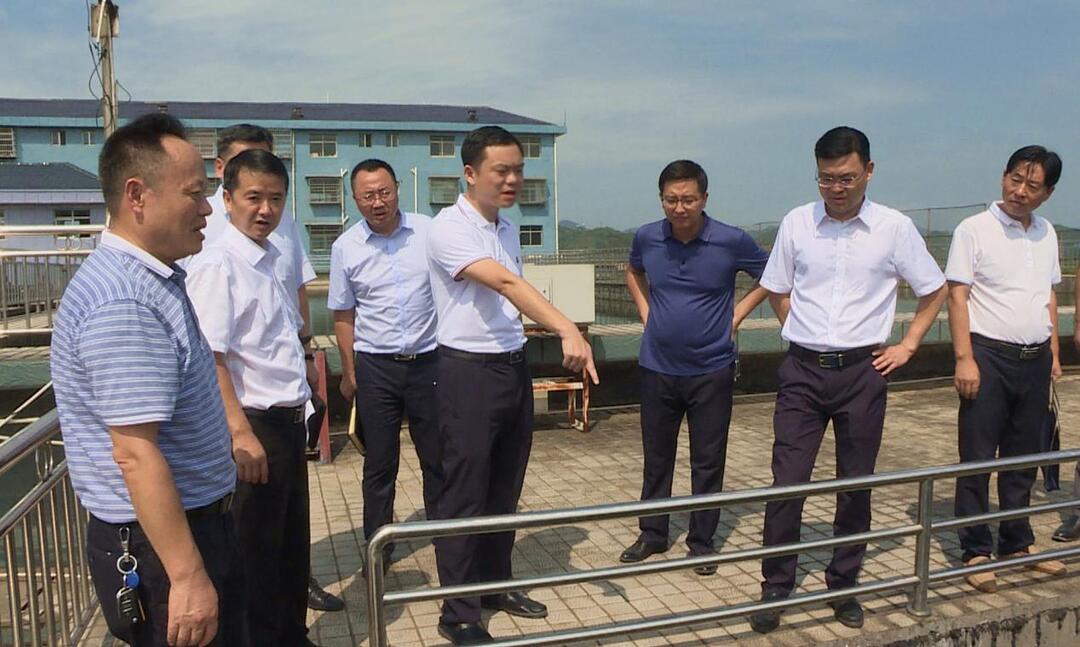 胡杰调研舞水河饮用水水源地保护及巡河工作