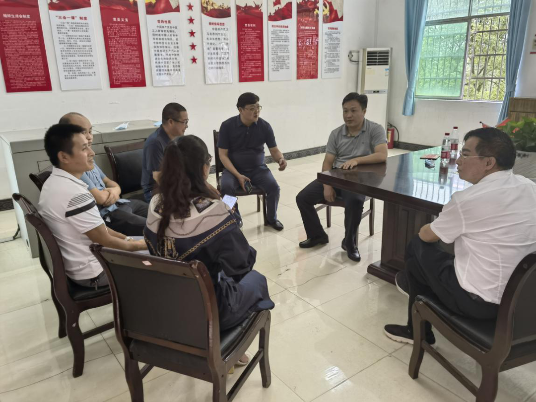陈操到泸阳镇开展教师节走访慰问活动
