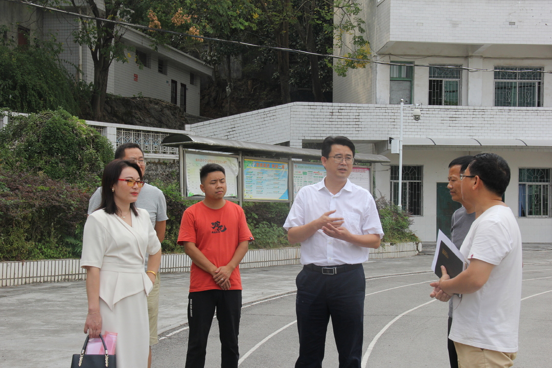 县人大常委会主任陈红利走访慰问一线教师
