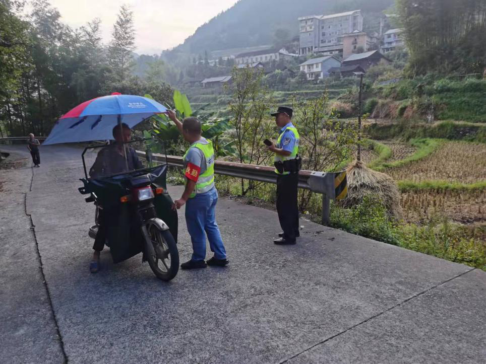 铁坡镇开展交通问题顽瘴痼疾集中整治行动