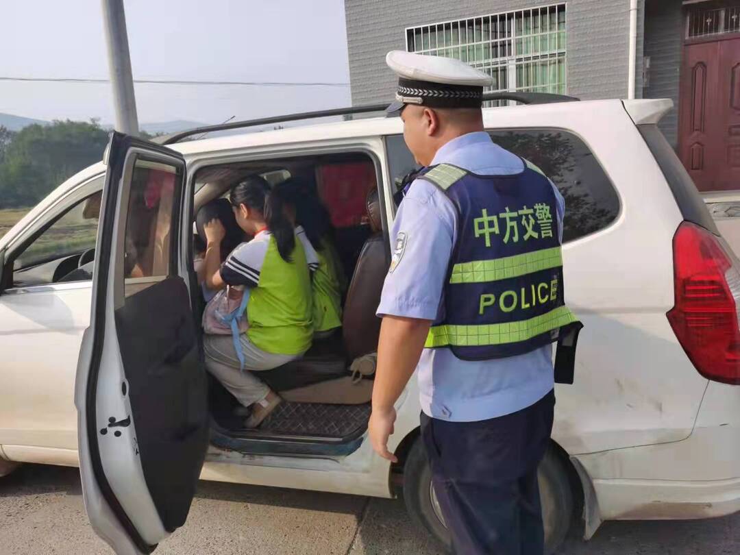 县交管中心在铜湾镇查获一起小型面包车接送学生严重超员交通违法行为