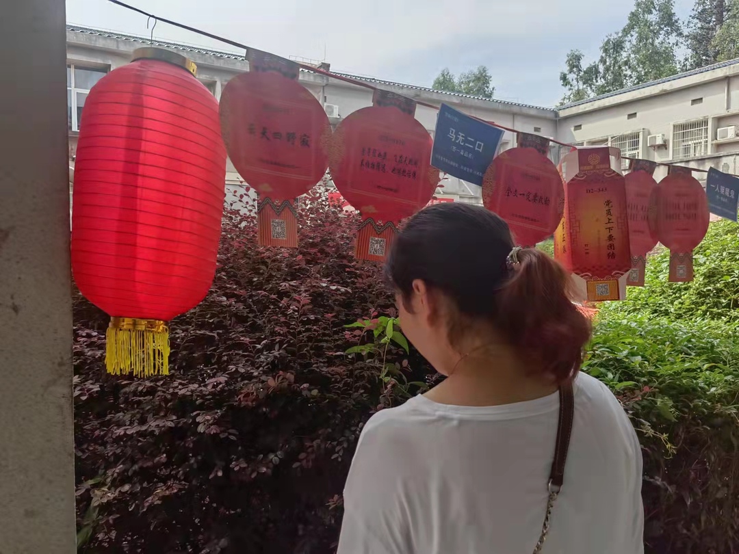 中方：“贺中秋” 图书馆里猜灯谜