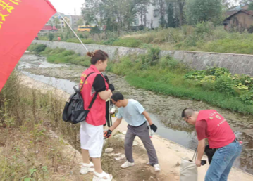 县交通运输综合行政执法大队参加“美丽溪流”志愿者联合服务活动