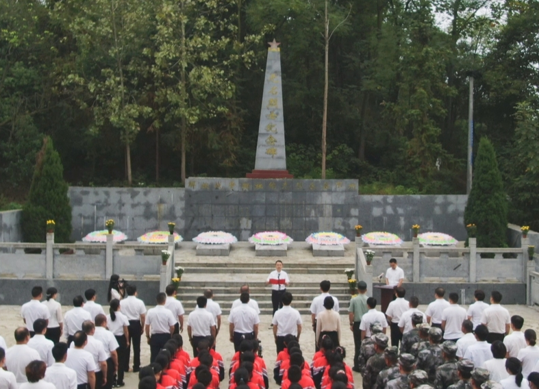 中方举行2021年烈士纪念日敬献花篮仪式 张家铣宣读祭文 胡杰主持