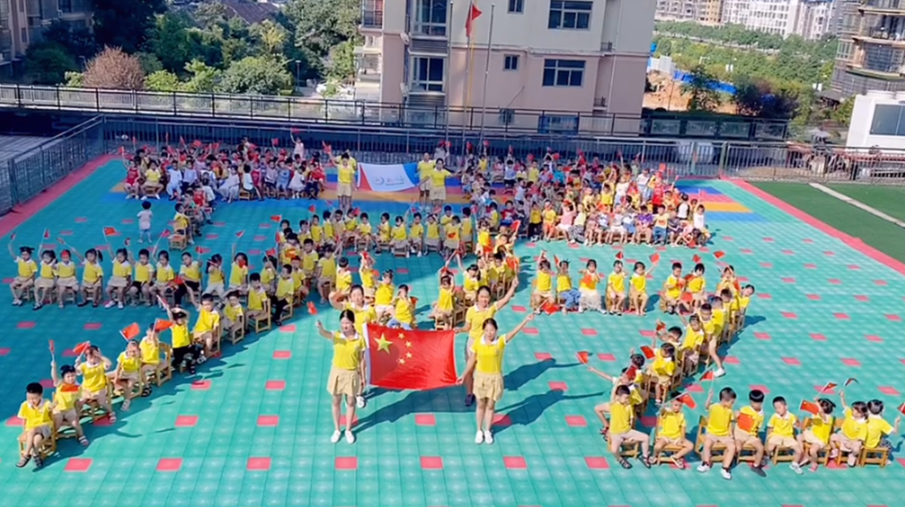 中方萌娃为祖国庆生！