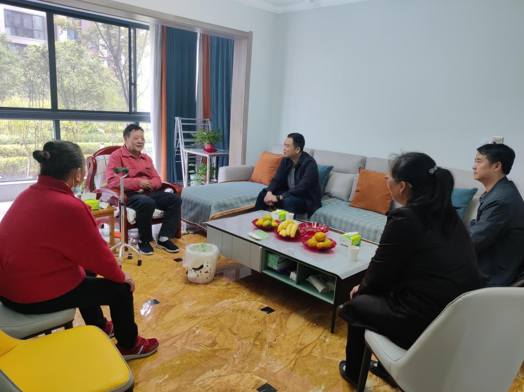 胡杰重阳节前夕走访慰问退休老干部
