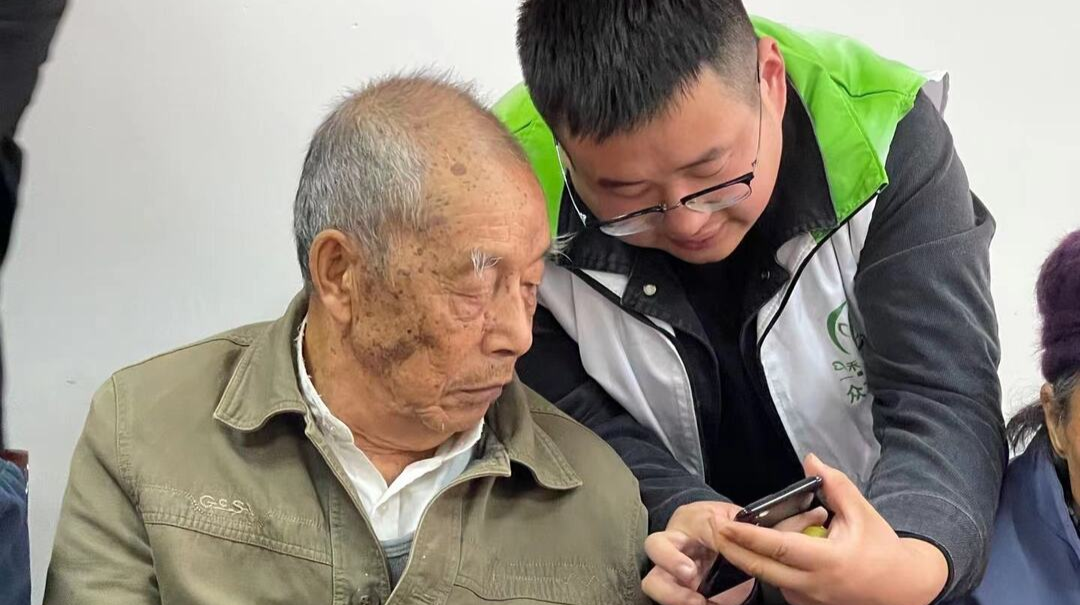 图集|中方县社工手把手教老年人玩转智能手机
