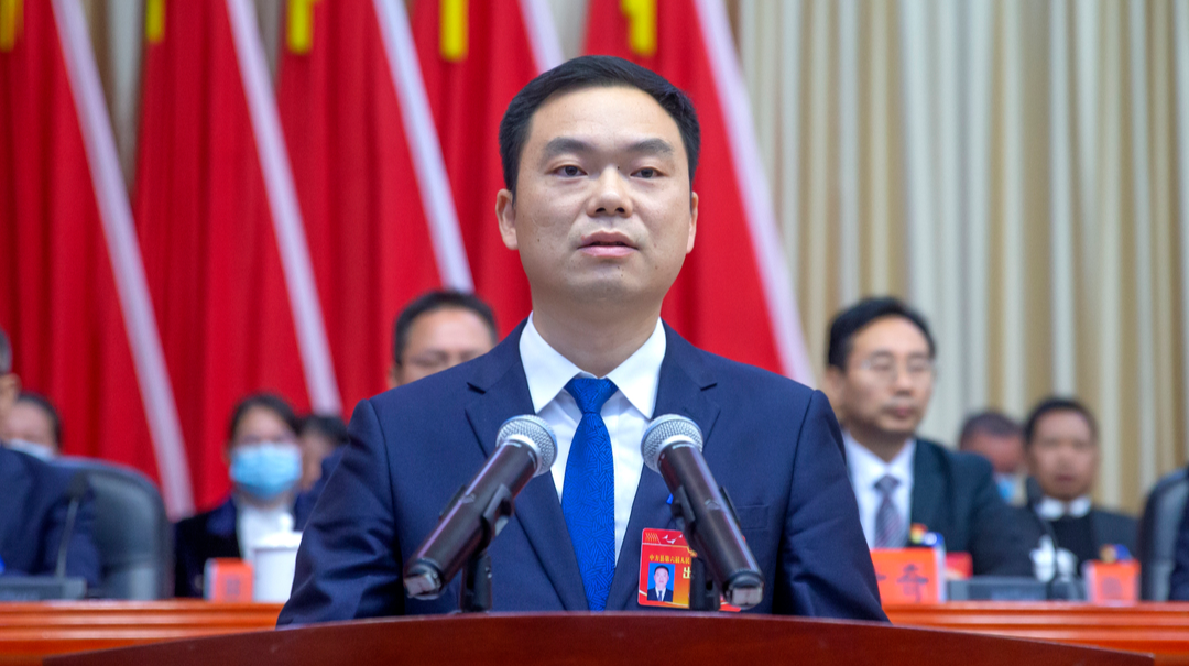 两会报道|快讯：全票当选！新一届县政府领导班子产生，胡杰当选县长！