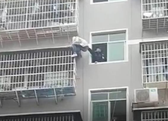 中方公安：惊险三分钟 巡特警大队成功解救醉酒女子