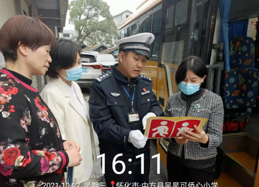 县领导带队开展校车路面运营执法检查 筑牢学生出行安全防线