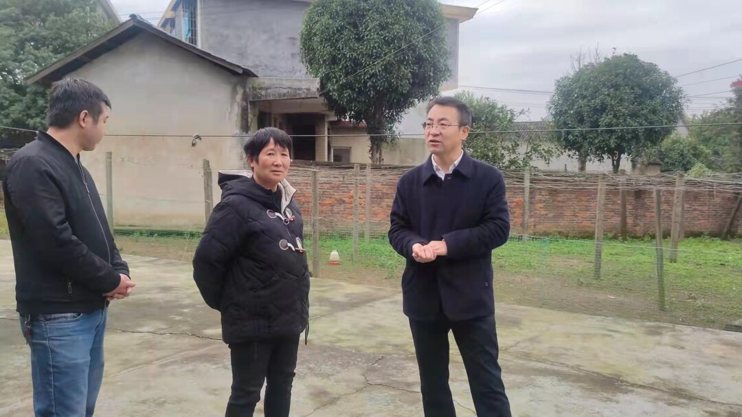 张家铣走村入户慰问干部群众调研乡村振兴工作