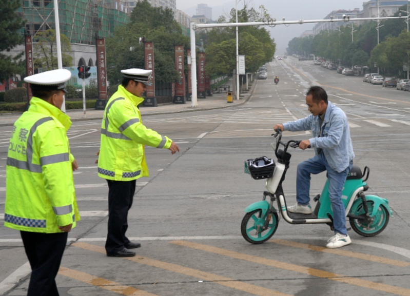 中方交警开展“百日攻坚行动 ”   保障道路交通安全