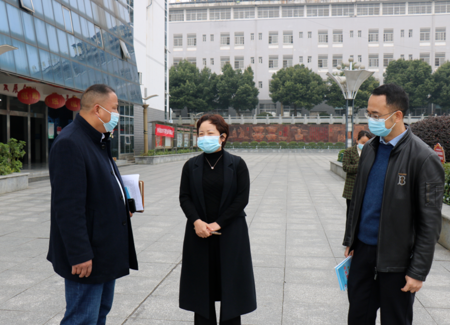 石径霞到中兴学校调研指导少年宫运行和文明校园创建工作