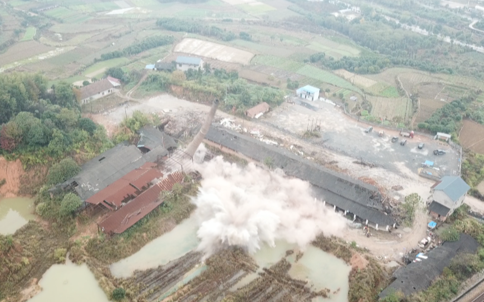 中方县成功爆破拆除一非法砖厂