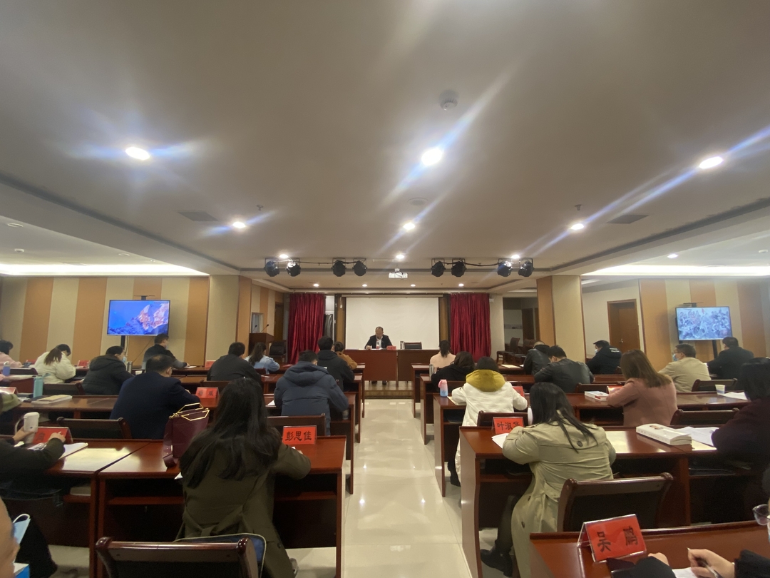田晓华为县第二十四期中青班学员授课