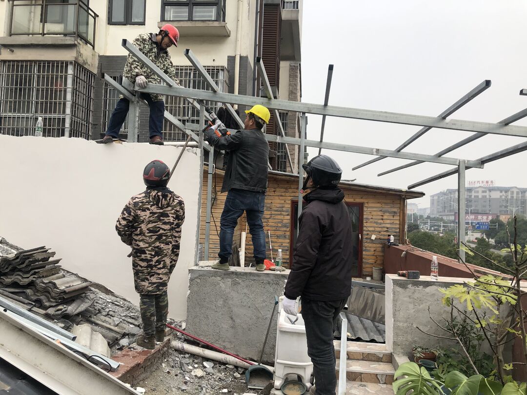 中方拆违进行时：全力出击 拆除违章搭建