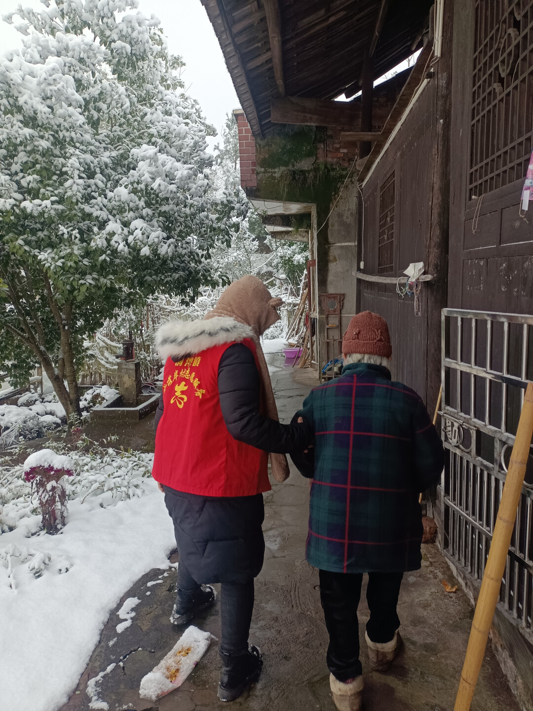 铜湾镇干群齐心协力保畅通  冰雪道路暖人心