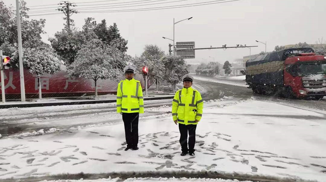 中方交警雪天执勤保畅通
