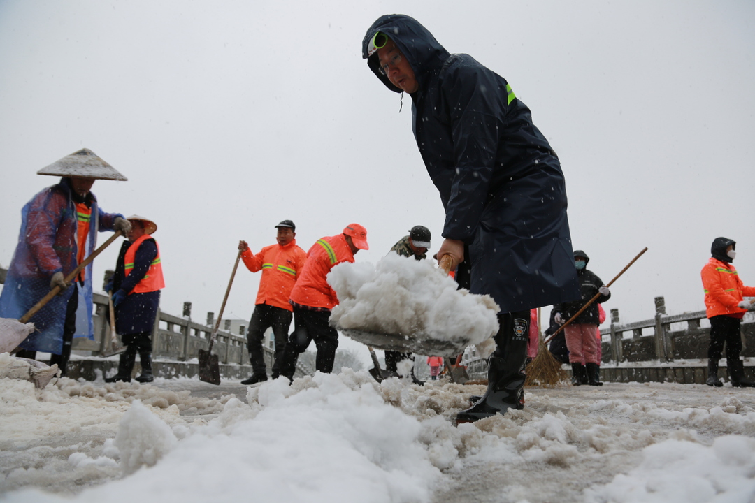 县城管执法局：干部职工齐上阵 扫雪除冰保通畅