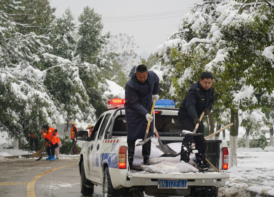 县城管执法局：全力铲冰除雪 守护一城平安